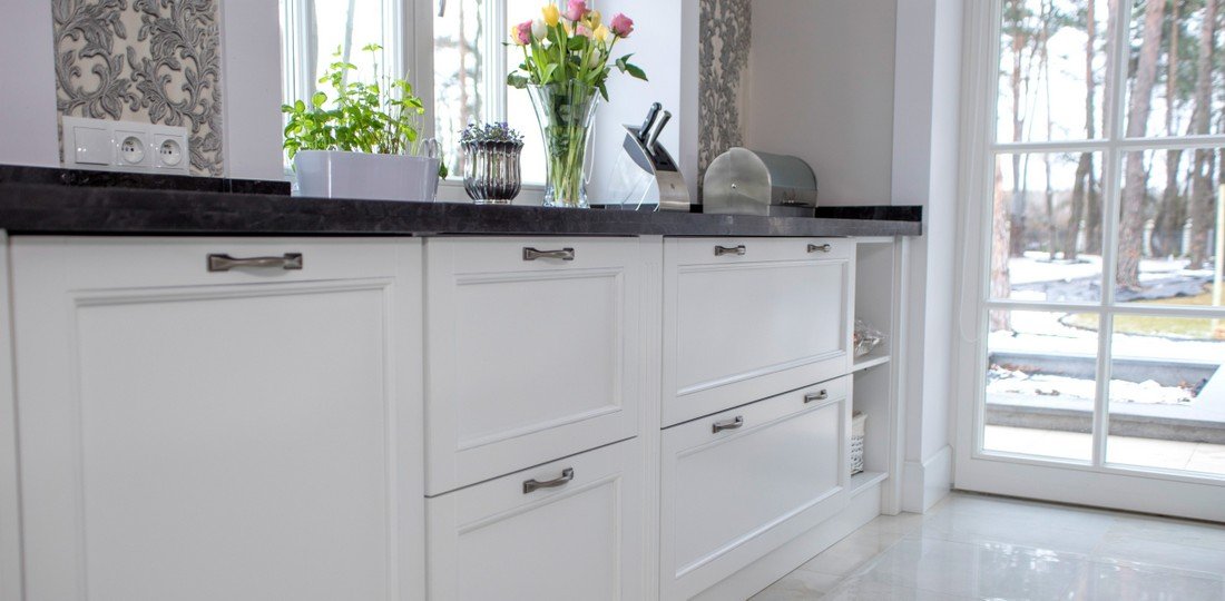 White bespoke wooden kitchens – fitted custom kitchen furniture to size on request