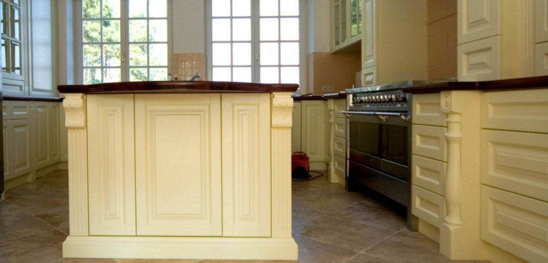 Fitted kitchens in an English style – bespoke kitchen furniture